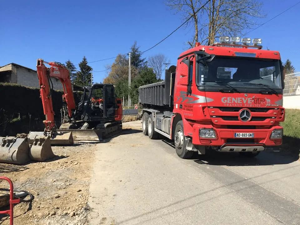Camion et engins entreprise Arnaud Geneve TP à Entre-deux-Guiers